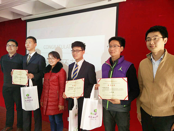 学生代表张恒嘉领取优秀证书_副本