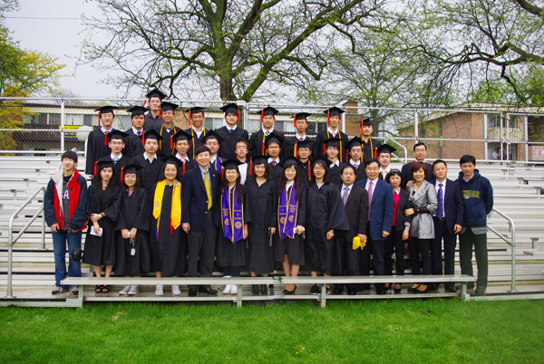 The first group of dual degree students successfully completed their studies and graduated from UM.