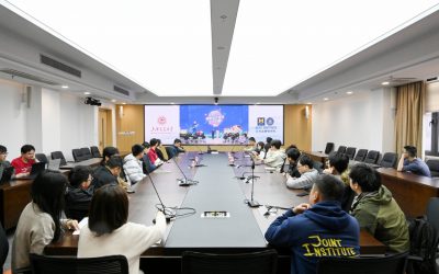 密西根学院师生集中观看火灾疏散逃生演练直播公开课