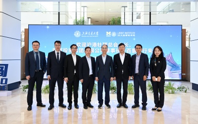 沪港社团总会会长、时富投资集团有限公司董事长 关百豪一行来访密西根学院